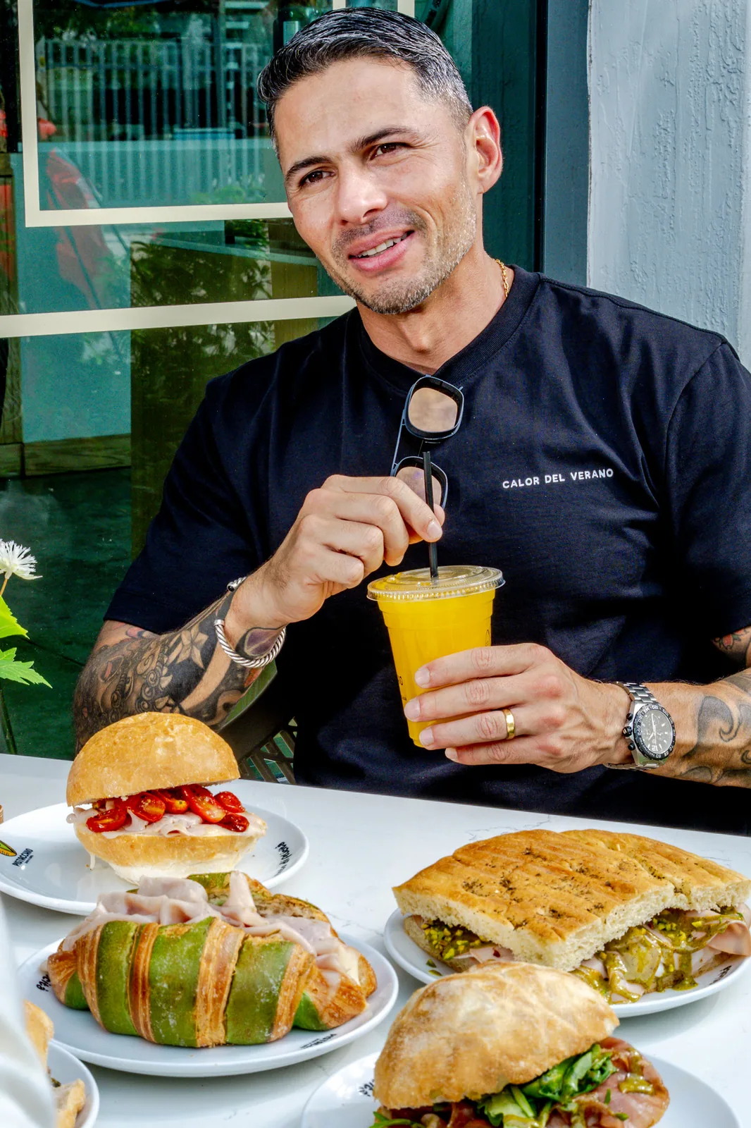 Cliente con panini y jugo de naranja natural en Pistacchio