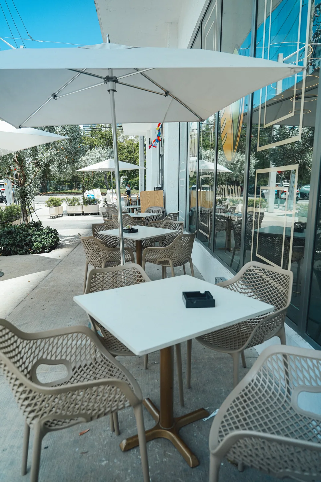 Terraza con mesas y sombrilla de Pistacchio en Edgewater, Miami