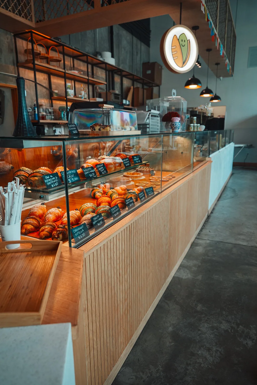 Vitrina de bolleria recien horneada en Pistacchio, Edgewater Miami