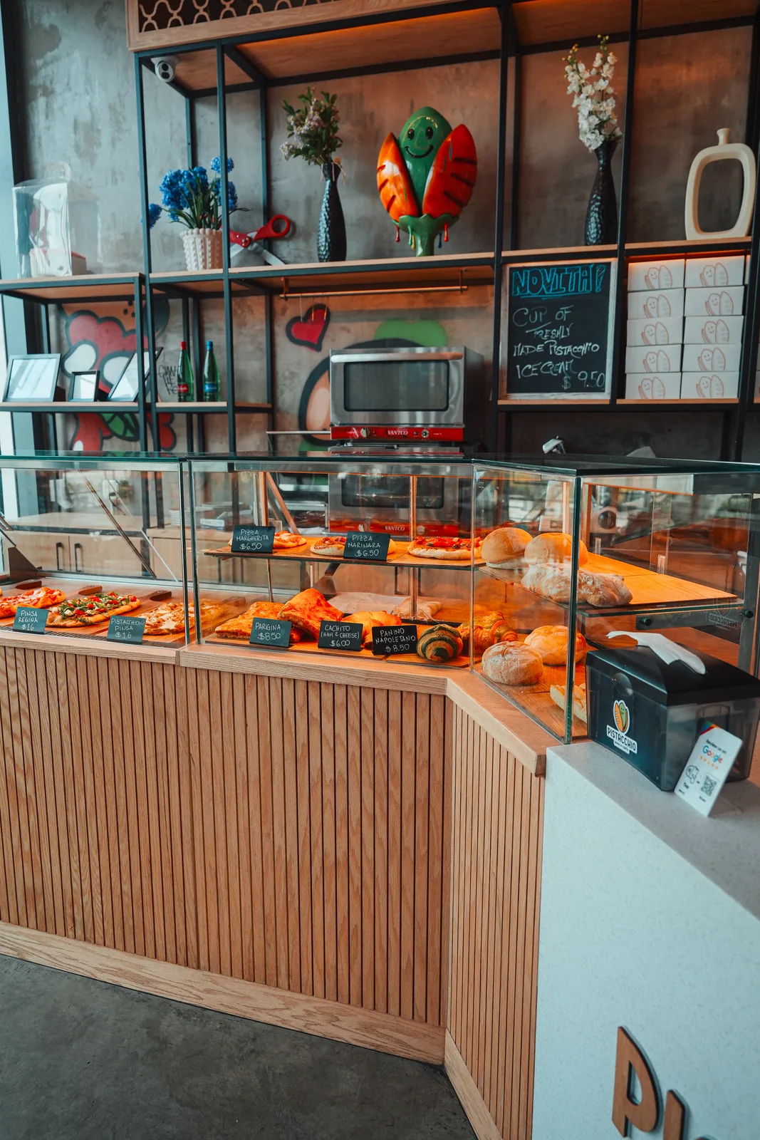 Vitrina de dolci y pasticceria italiana en Pistacchio, Miami