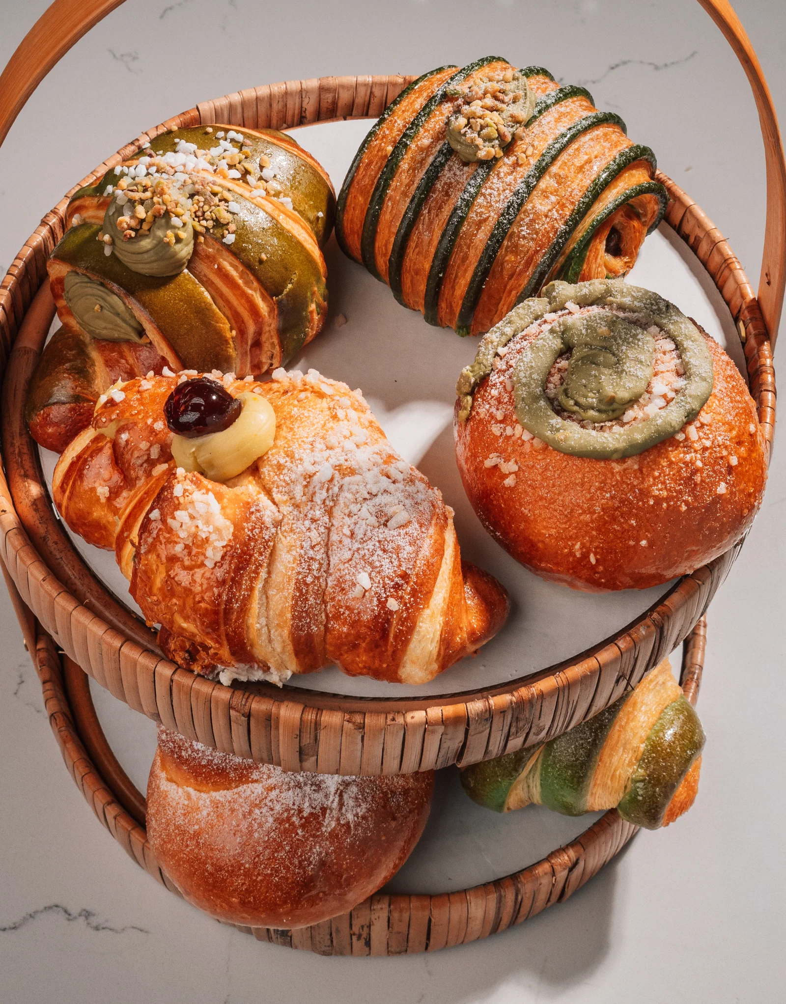 Bandeja de cornetti y bollería italiana — catering Pistacchio, Miami