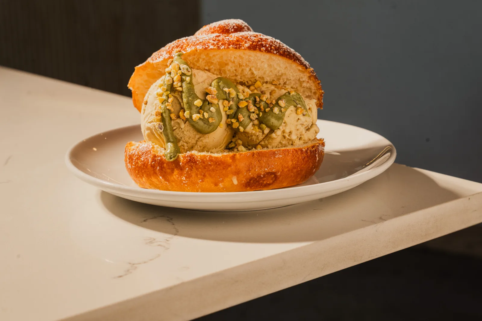 Brioche con gelato al pistacchio